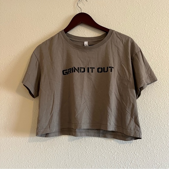 Women's "Grind it Out" Stimulate Fitness Walnut Gray Workout Crop Tee Sz Med - Picture 2 of 6